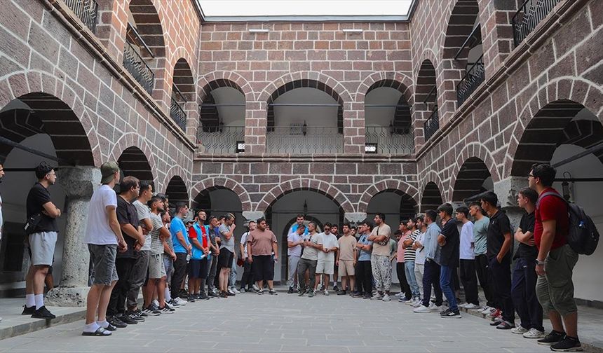 Kamp için Hakkari'ye gelen gençler, yörenin tarihi ve doğal güzelliklerine hayran kaldı