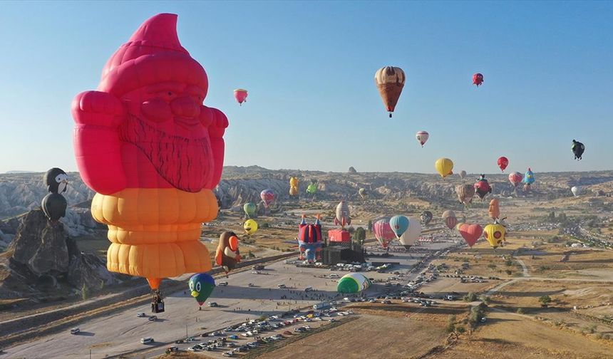 Kapadokya'da figürlü sıcak hava balonları gösteri uçuşu yaptı