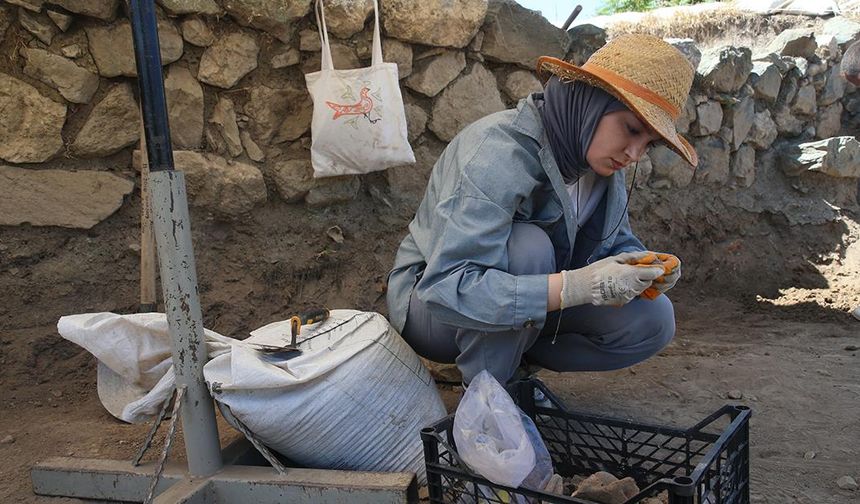 Komana Antik Kenti kazısında kadın işçiler de görev yapıyor
