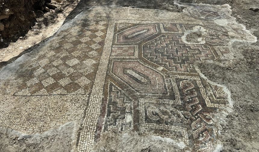 Mezar kazarken bulunan mozaikte içinde haç motifi bulunan "Davud Yıldızı" sembolü tespit edildi