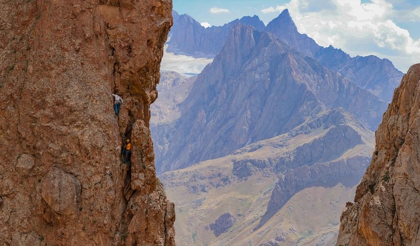 Milli dağcılar Fındık ve Aktuyun, Hakkari'de 'Cafer Kulesi'ne tırmandı