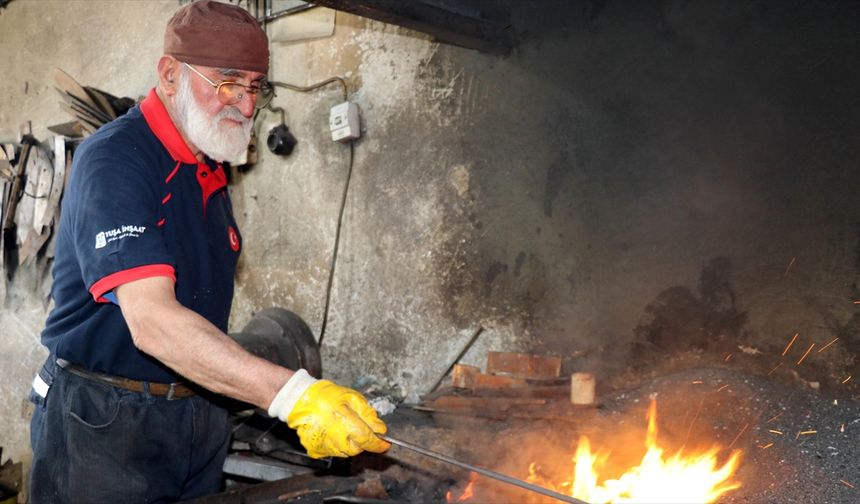 Mücahit usta demire şekil vermek için 70 yıldır çekiç sallıyor