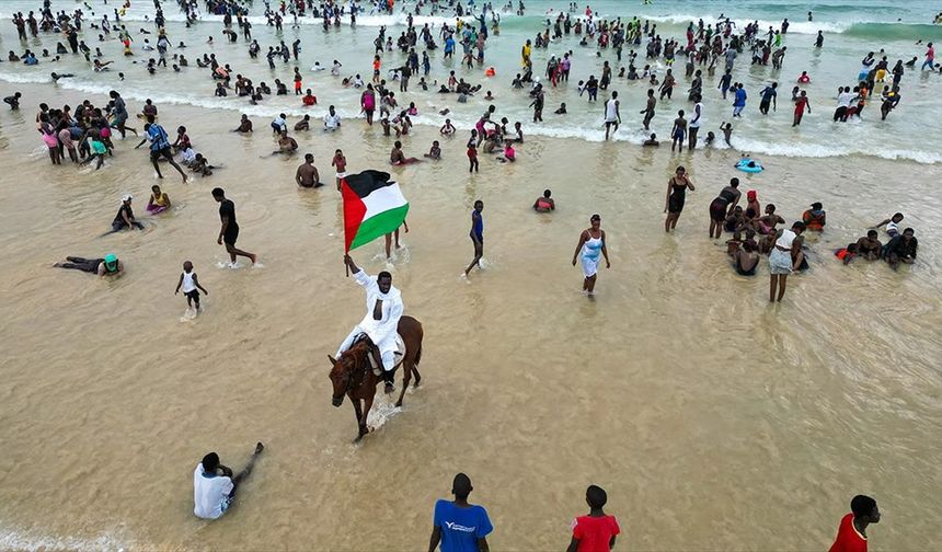Senegalli sanatçıdan Filistin'e destek için sahilde atlı gösteri