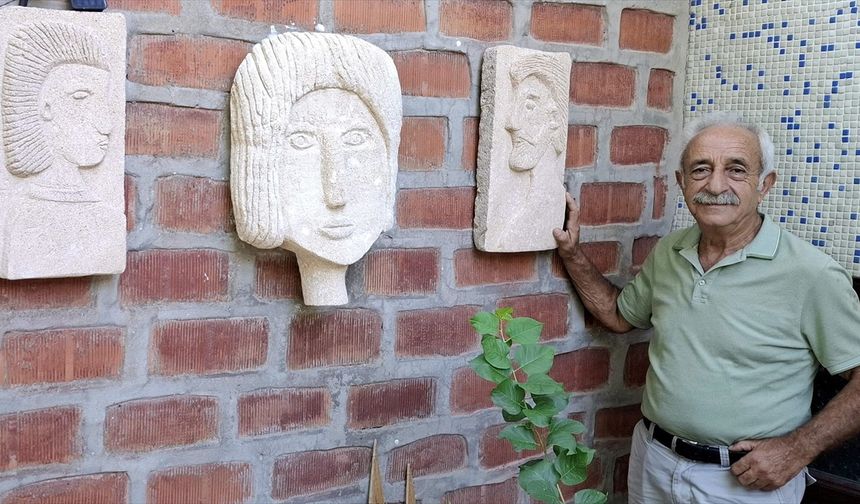 Sinop'ta emekli eğitimci sahilde bulduğu taşları yontarak insan figürleri yapıyor