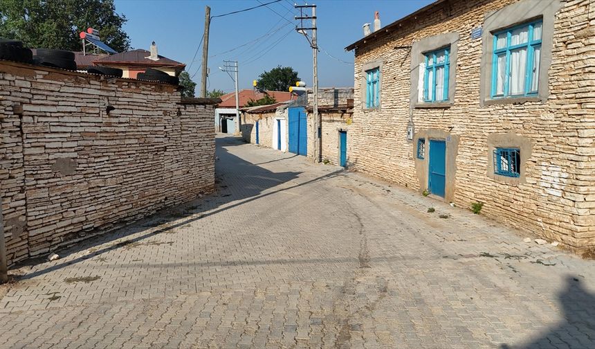 Taş ustaları ilçelerinin simgesi "kasaba taşı"nın unutulmaması için çalışıyor