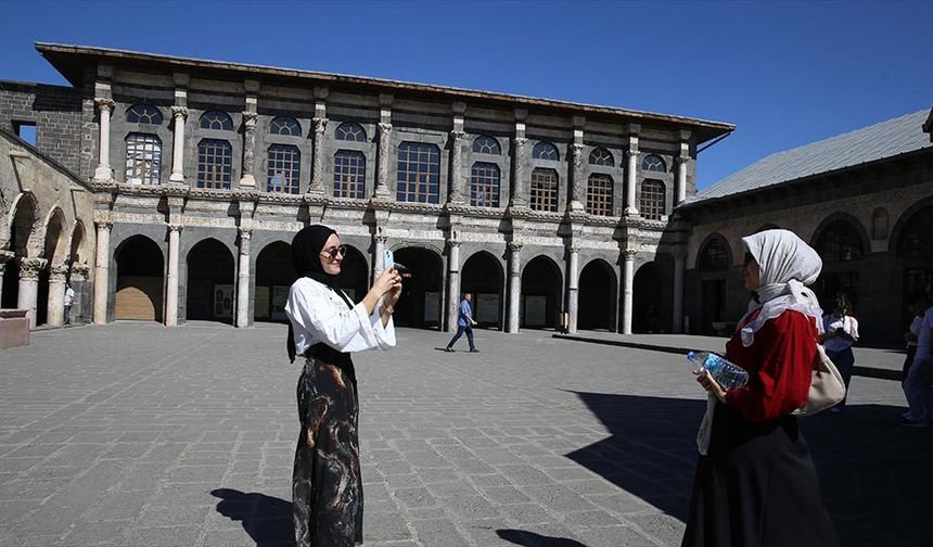 Yurtlarda ücretsiz konaklayan gençler tatil için 40 dereceyi aşan sıcakta Diyarbakır'a geldi
