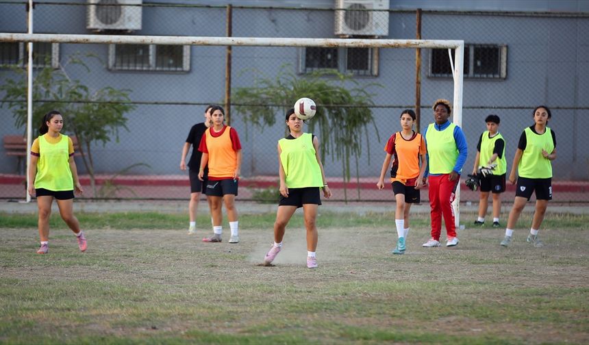 Adana temsilcisi kadın futbol takımının hedefi yeniden Süper Lig'de mücadele etmek