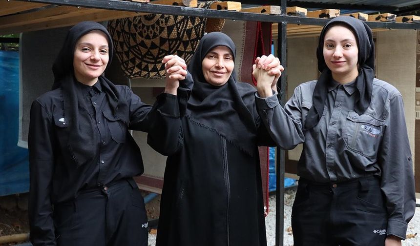 Anne ve kızları, halı yıkama işinin taşıma dahil her aşamasını sırtlıyor