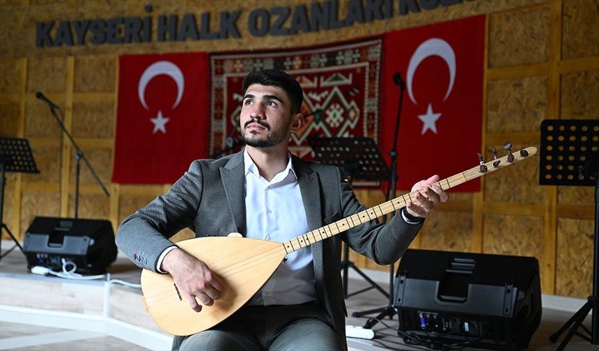 Annesinin 13 yaşında aldığı sazla diyar diyar gezip aşıklık kültürünü yaşatıyor