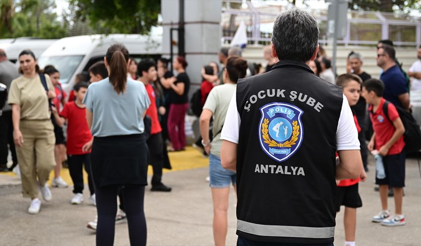 Antalya'da 'Güvenli Okullar' projesiyle her okula bir polis görevlendirildi