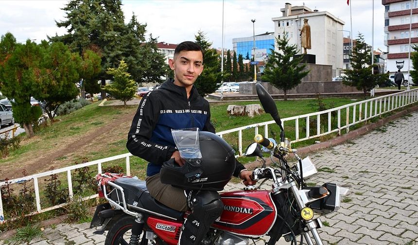 Cezadan sonra kask kullanmaya başlayan kurye, kaza geçirince polise teşekkür etti