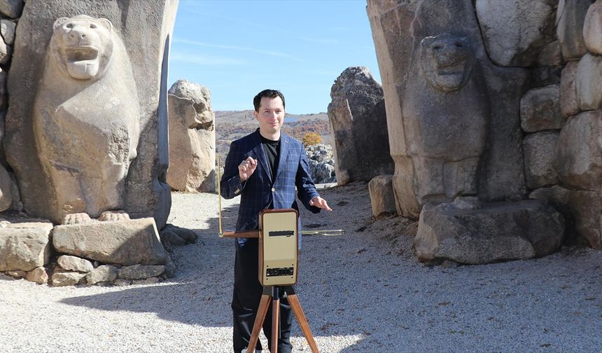 Dedesinin icadı temassız müzik aletini tanıtmak için dünyayı geziyor