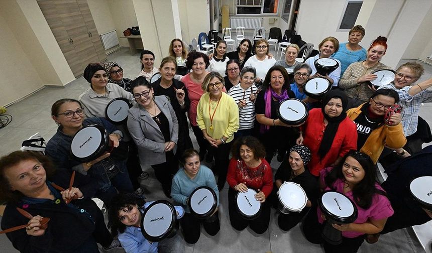 Düzce'de ev hanımı ve girişimci kadınlar, müziğin ritmiyle hayatını renklendiriyor