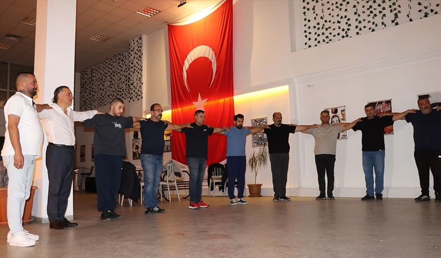 Erzincan halk oyunlarını farklı mesleklerdeki arkadaş grubu geleceğe taşıyor