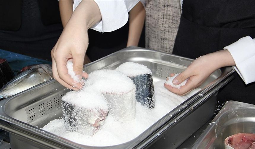 Geleceğin şefleri tescilli lezzet lakerdanın yapımını öğreniyor