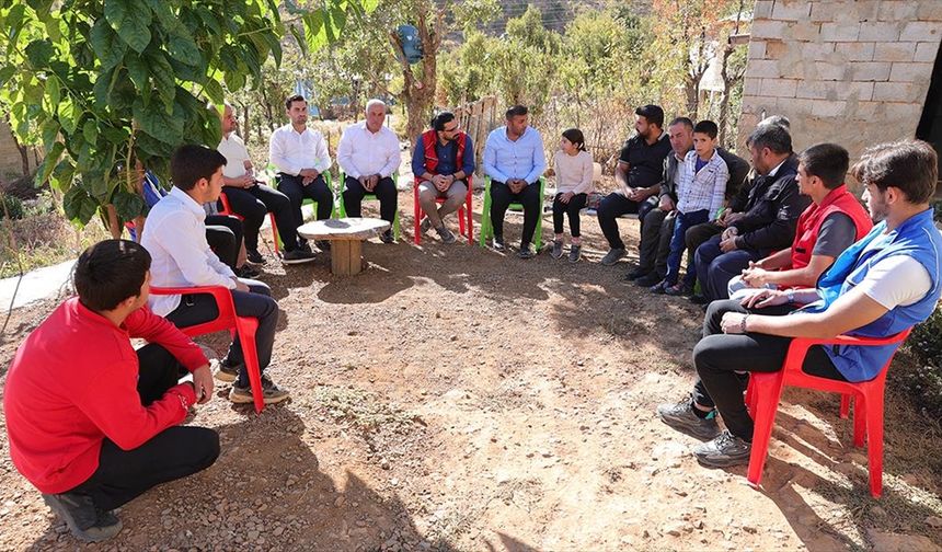 Hakkarili gençler, projeleriyle başarılı öğrencilerin eğitim hayatına katkı sağlıyor