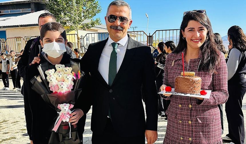 Hastalığını yenerek 13 ay sonra okuluna kavuşan öğrenciye duygulandıran karşılama