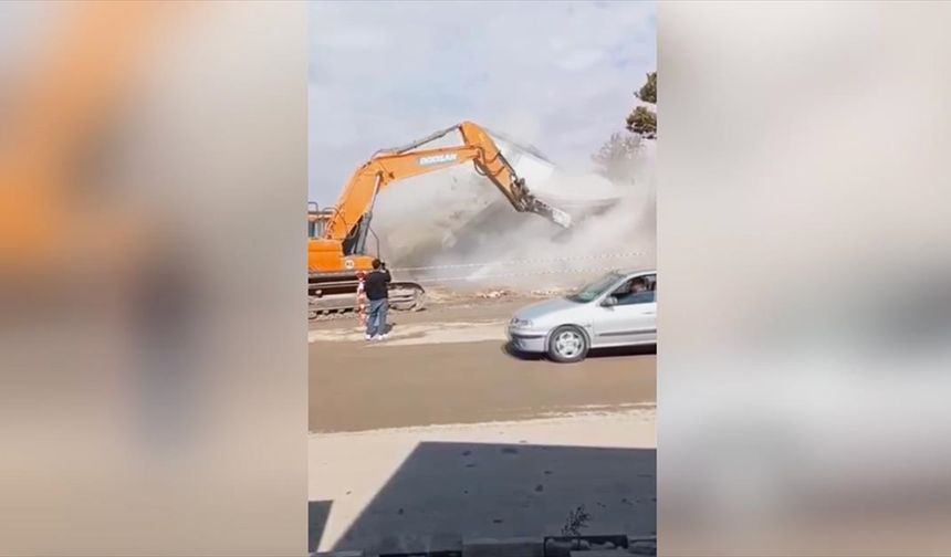 Kahramanmaraş'ta yıkım sırasında devrilen bina yoldan geçen otomobile zarar verdi