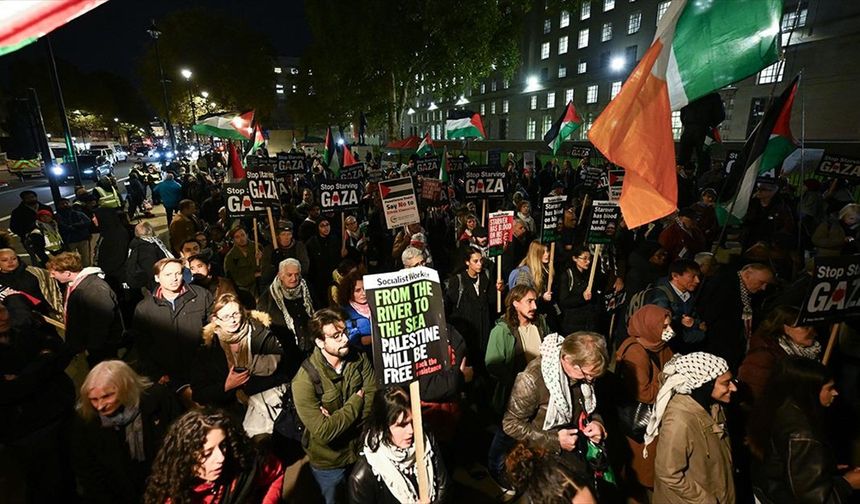 Londra'da İsrail'in ateşkesi ihlal ederek Gazze'ye saldırıları protesto edildi