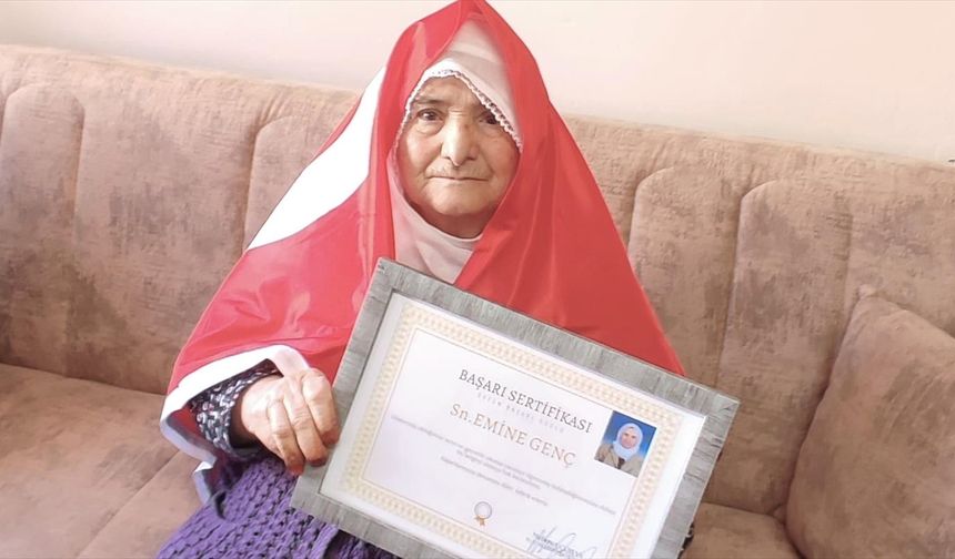 Malatya'da 88 yaşında okuma yazma öğrenen kadına başarı belgesi verildi