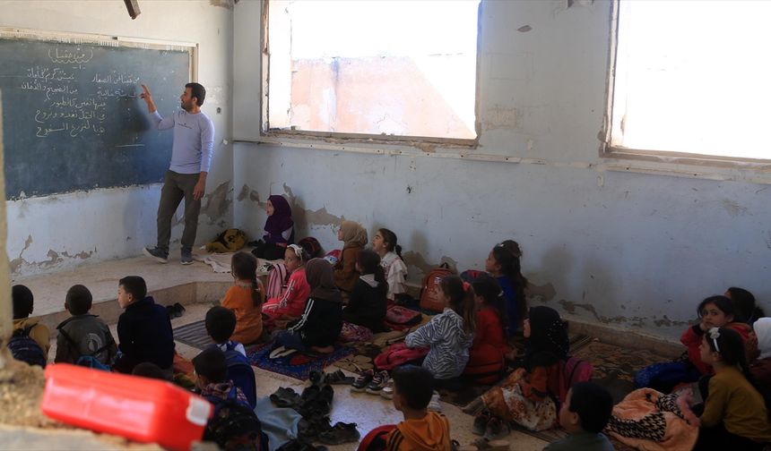 Suriye'nin İdlib ilinde öğrenciler soğuk sınıflarda yere oturarak eğitim görüyor