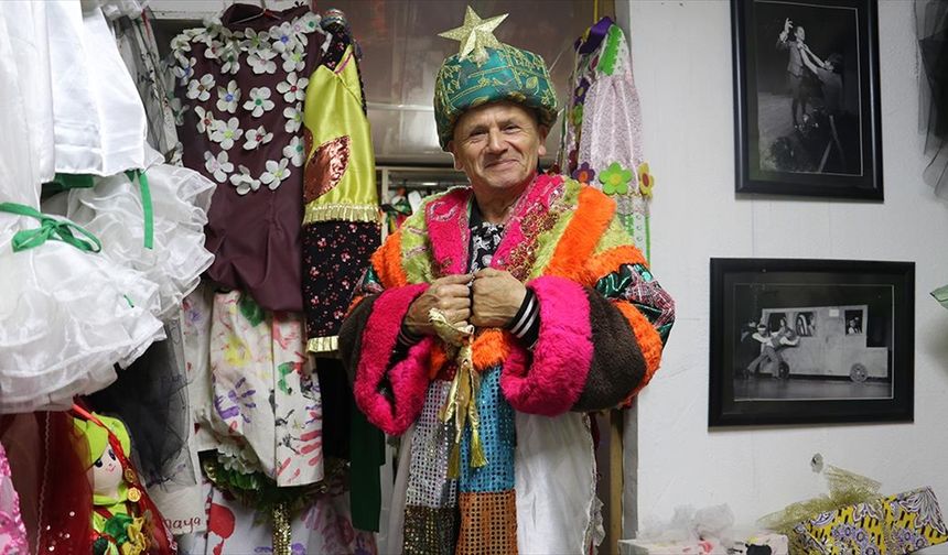 Tiyatro sanatçısı 37 yıldır atık malzemelerden sahne kostümü dikiyor