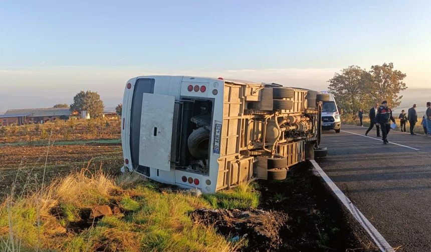 Uşak'ta tarım işçilerini taşıyan midibüsün devrilmesi sonucu 23 kişi yaralandı