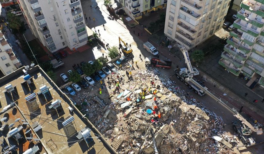 Adana'da depremde yıkılan apartmanın donatıları yönetmeliğe uygun bulunmadı