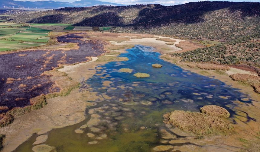 Azap Gölü'nde kuraklık nedeniyle sular çekildi