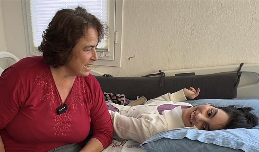 Bodrum'un 'süper babaannesi' bel ağrılarına rağmen torununa özveriyle bakıyor