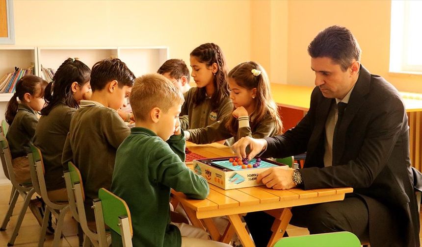 Doğuş öğretmen, öğrencilerini akıl ve zeka oyunlarıyla ekrandan uzak tutuyor
