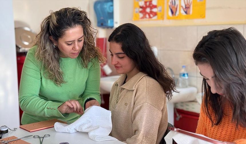 Ebelik öğrencileri el becerilerini dikiş nakışla geliştiriyor
