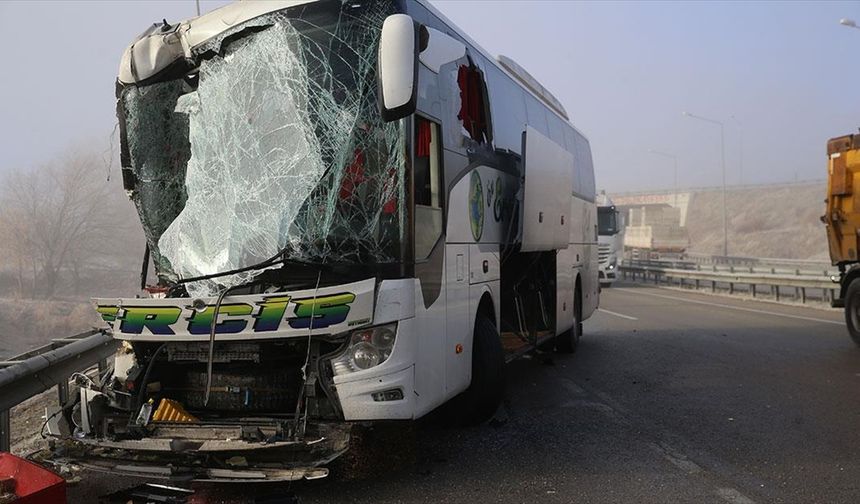 Erzurum'da yolcu otobüsü ile tırın çarpıştığı kazada 11 kişi yaralandı