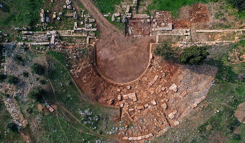 Gölyazı'daki antik tiyatroda seyirci basamakları orijinal yerlerine yerleştiriliyor