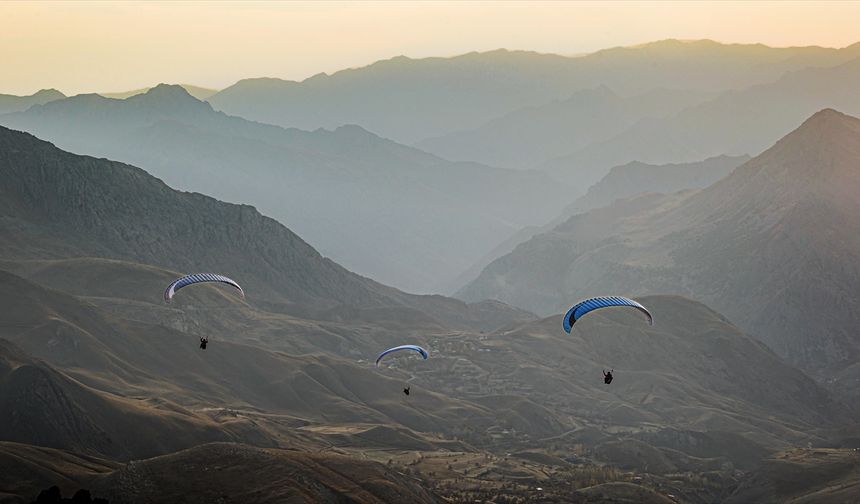 Hakkari semaları yamaç paraşütüyle renkleniyor