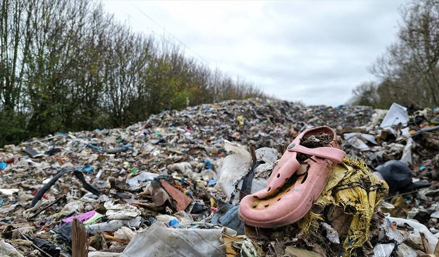 İngiltere'nin Oxfordshire bölgesinde bir araziye yüzlerce ton kaçak atık döküldü