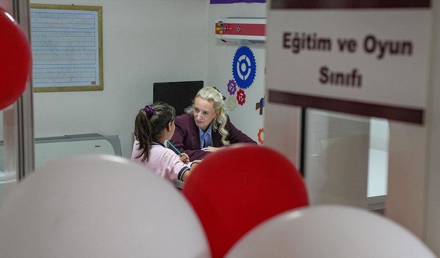 İzmir'de tedavileri nedeniyle okula gidemeyen çocukların sınıfı hastaneye taşınıyor