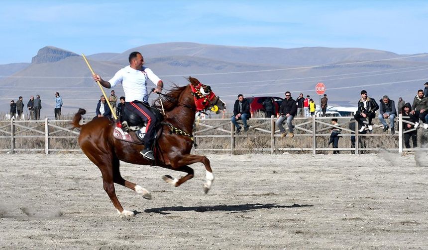 Kars'ta cirit ve at yarışlarında sporcular kıyasıya mücadele etti