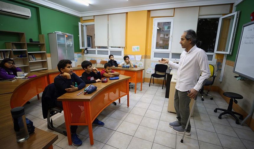 Koltuk değnekli Mustafa öğretmen özel yetenekli öğrencileri geleceğe hazırlıyor