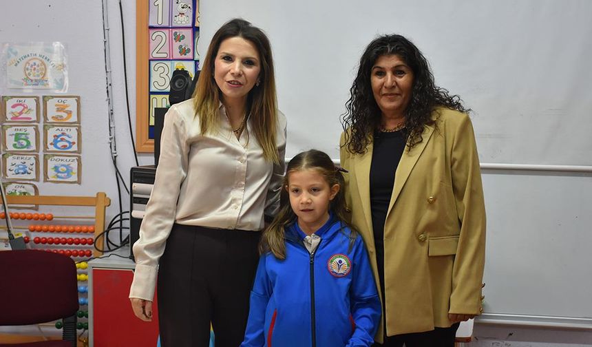 Öğretmen anne ile kızı aynı okulda öğrencileri geleceğe hazırlıyor