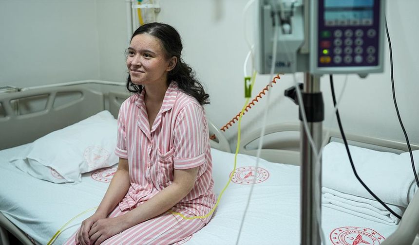 Organ nakli bekleyen genç hastane odasında umudunu koruyor