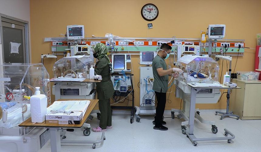 Prematüre ikiz bebekler, sağlık çalışanlarının 'şefkat nöbeti' ile hayata tutundu