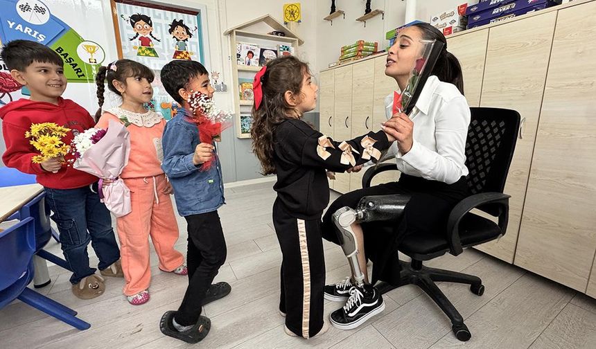 Protezle ayağa kalkan depremzede Sena öğretmen 24 Kasım Öğretmenler Günü'nü öğrencileriyle kutladı