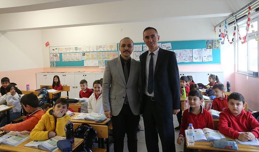 Sınıf öğretmeni meslektaşı olan eski öğrencisiyle aynı okulda görev yapıyor