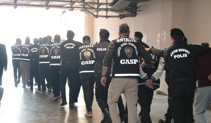 Sosyal medyada 'buluşma tuzağı' kuran dolandırıcılık çetesi çökertildi