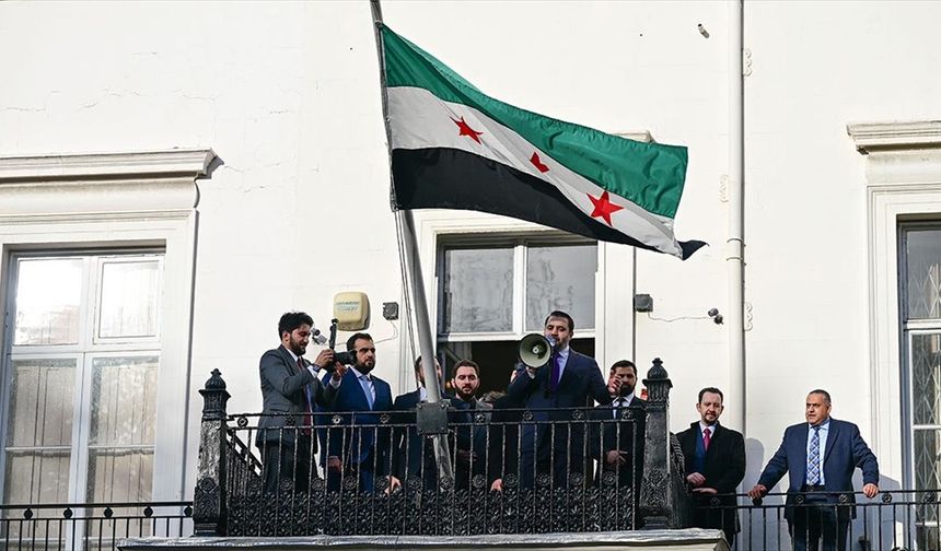 Suriye bayrağı, Londra'da göndere çekildi