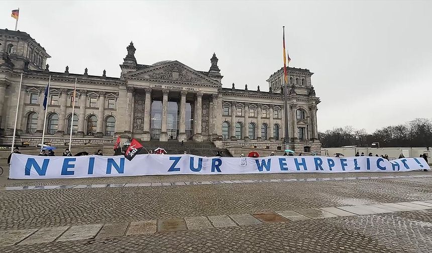Almanya'da asker sayısını artırmayı hedefleyen yasa tasarısı Federal Mecliste kabul edildi
