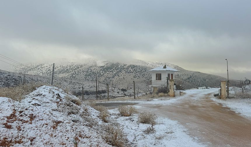 Bayburt'un yüksek kesimlerinde kar yağışı etkili oluyor