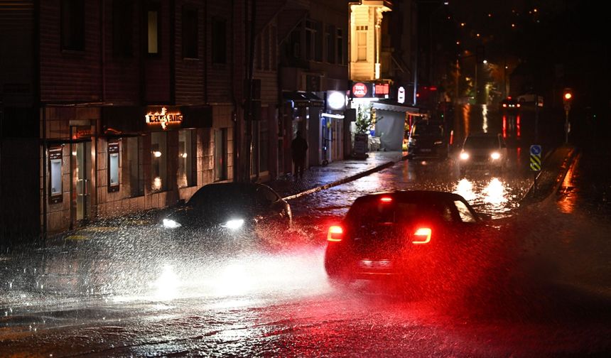 İstanbul'da sağanak hayatı olumsuz etkiledi
