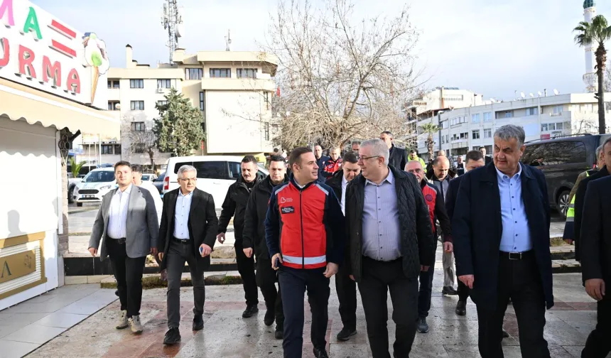 Balıkesir'de Başkan Akın lodosun vurduğu Körfez'de